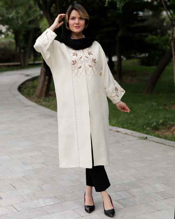 مانتو زنانه بلند دکمه دار قواره بزرگ شیری