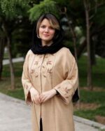 مانتو زنانه بلند دکمه دار قواره بزرگ کرم تیره
